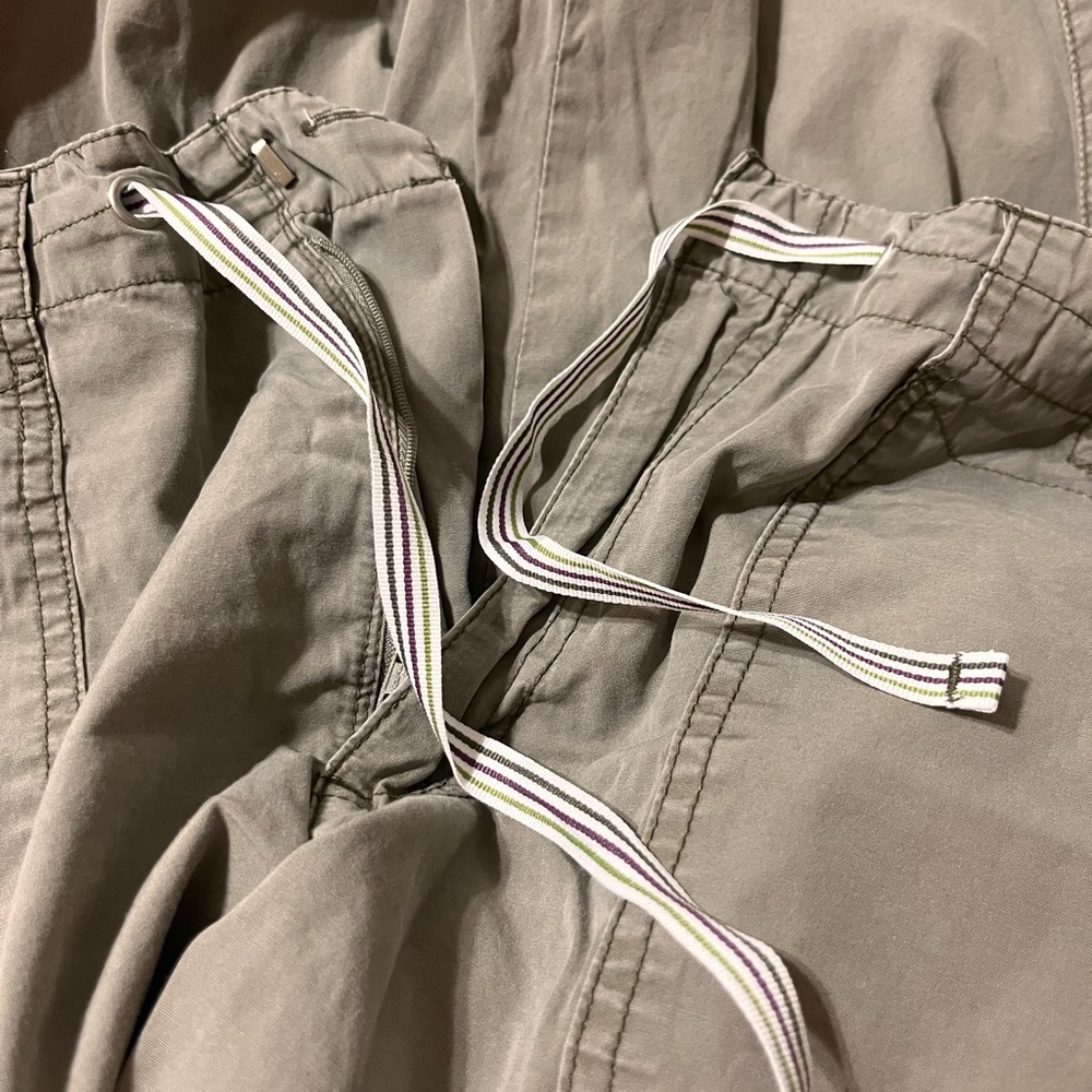 Olive green Gloria Vanderbilt capris - Picture 4 of 4